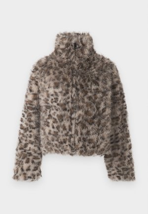 Afskåret jakke i kunstpels med høj krave. Brun og beige leopardmønster med blød, fluffy tekstur. Har lange ærmer og lynlås lukning.