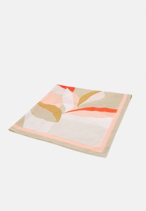 Kwadratowa apaszka z abstrakcyjnymi wzorami liści w odcieniach beżu, bieli, różu, pomarańczy i oliwkowej zieleni na jasnym tle.