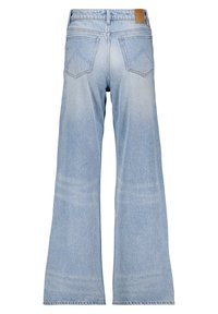 Vaqueros de pierna ancha azul claro, con una cintura alta, cinco bolsillos y una etiqueta de cuero en la parte posterior. Textura de mezclilla suave con un patrón desvanecido.