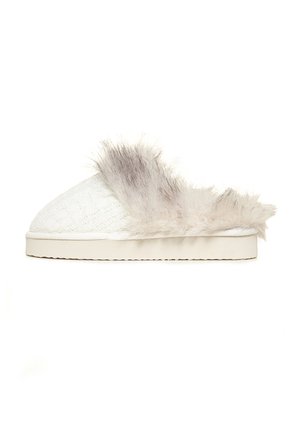 Witte slipper met een gewoven textuur, nepbontaccent en een lichtgekleurde rubberen zool. Heeft een ronde teen voor meer comfort.