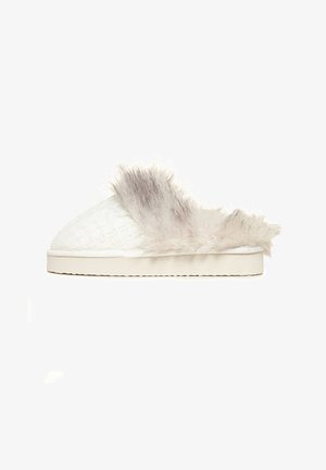 Witte slipper met een gewoven textuur, nepbontaccent en een lichtgekleurde rubberen zool. Heeft een ronde teen voor meer comfort.