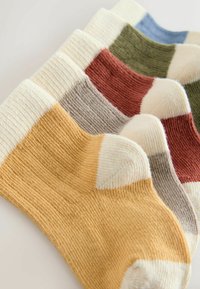 Vijf paar gebreide enkelsokken in mosterdgeel, grijs, roestrood, olijfgroen en blauw, elk met witte tenen en manchetten.