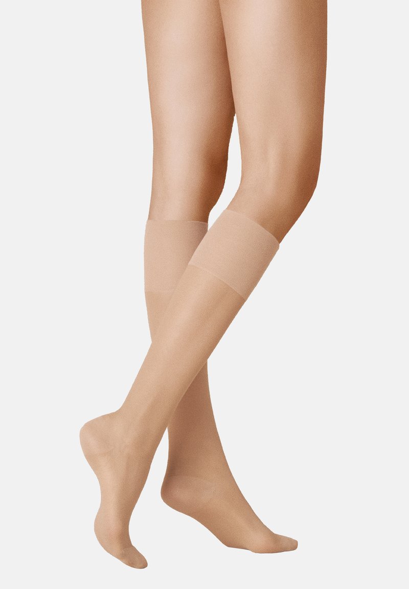 Beige knielange Strümpfe aus transparenter, leichter Stoff mit glatter Textur und elastischen Bändern an der Oberseite für einen sicheren Halt.