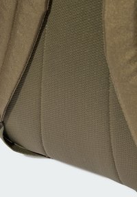 Sac à dos vert olive en tissu texturé, doté de panneaux en maille, de sections rembourrées et de sangles renforcées pour une durabilité accrue.