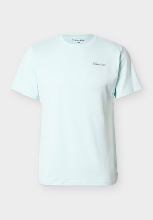 Lyseblå Calvin Klein golf T-shirt med korte ærmer, lille logo på venstre bryst og rund hals.