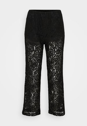 Zwarte kant brede pijpen broek met een ondoorzichtige onderbepaling, bloemenpatroon en elastische tailleband op een effen achtergrond.