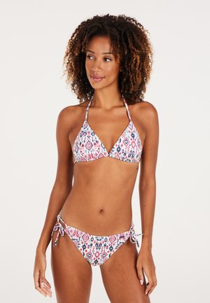 Bikini-set met een driehoektop en zijknooponderkant, gemaakt met een kleurrijk geometrisch patroon in roze, blauw en wit. Zachte textuur.