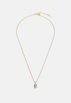 Fijne gouden ketting met kleine rechthoekige hanger met groene en heldere edelstenen en een karabijnsluiting.
