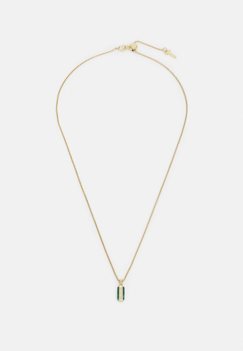 Collier délicat en chaîne d'or avec petit pendentif rectangulaire en pierres précieuses vertes et transparentes et fermoir mousqueton.