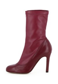 Bottine bordeaux à talons hauts avec un dessus en cuir lisse et ajusté, un bout rond et un design sans couture. Présente une silhouette élégante et effilée.