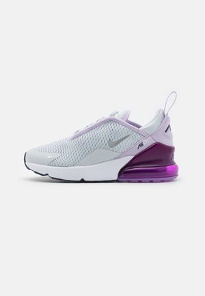 Baskets Nike Air Max 270 blanches et lavande avec tige en mesh et semelle visible à coussin d’air violette, présentées sur fond blanc.