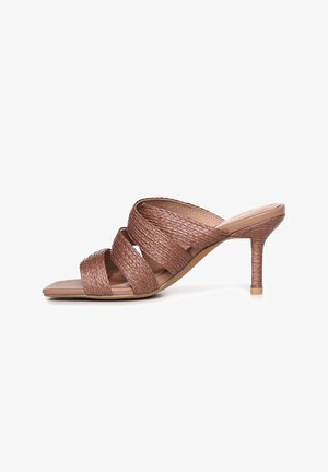 Bruine gevlochten sandalen met hak, met drie brede overlappende bandjes en een slanke middenhoge naaldhak, open teen en instapstijl.