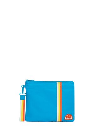 Bustina blu con zip con righe verticali bianche, gialle e arancioni e cinturino da polso staccabile, con una piccola toppa logo Sundek arancione.