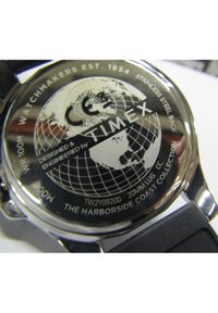 Roostevabast terasest kella tagakülg, millele on graveeritud maakera kujutis ja tekst "Timex". Omadusteks on veekindlus, mudelinumber ja kollektsiooni nimi.