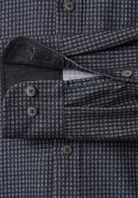 Dunkelkarierte Hemd mit blauem und grauem Karomuster. Verfügt über schwarze Knöpfe, einen umgeschlagenen Manschette und eine kontrastierende Innenstofftexture.