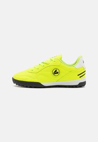 Scarpa sportiva verde lime con suola nera, lacci e strisce decorative nere. Presenta un materiale testurizzato e un logo rotondo sul lato.