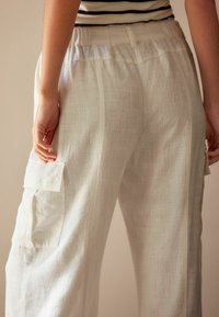 Next REGULAR FIT - Cargobukser - white
