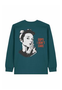 Chemise à manches longues bleu sarcelle avec une femme rétro en noir et blanc se couvrant la bouche, et un texte rouge "OOPS I DON'T CARE" au dos.