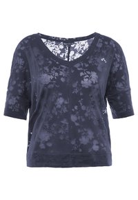 Tmavě modrý top s květinovým vzorem, obsahující výstřih do V, krátké rukávy, měkkou texturu a mírně volný střih s viditelnými detaily prošití.