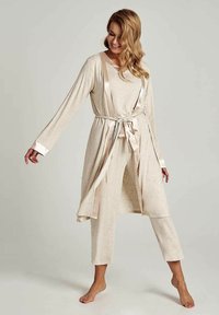 Beżowy zestaw do relaksu o miękkiej fakturze, zawiera długą szatę z satynowymi akcentami, dopasowany top oraz krótkie spodnie; luźny krój i zwiewny design.