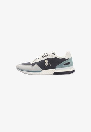 Zapatilla gris y negra con acentos en azul claro, suela blanca, cordones y un logo de calavera y huesos cruzados en el lateral.