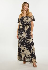 Schwarzes Maxikleid mit schulterfreien Ärmeln, einem locker gefransten Ausschnitt und einem Bindegürtel, das helle Blumenmuster und einen fließenden Stoff aufweist.