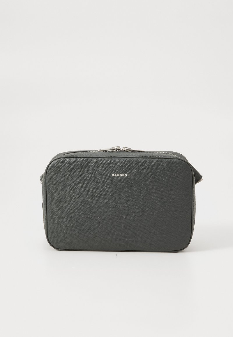 Borsa a tracolla rettangolare nera con texture, dotata di doppia cerniera argentata e piccolo logo "Sandro" centrato sul fronte.