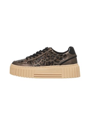 Massiver Plateau-Sneaker mit Leopardenmuster, schwarzen Schnürsenkeln und dicker beiger Sohle, Seitenansicht auf weißem Hintergrund.