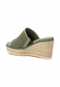 Sandalias verdes de cuña con parte superior de tejido, detalles en ante y un tacón envuelto en yute con una superficie texturizada y suela de goma.