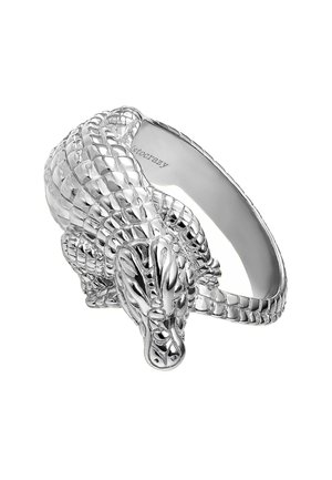 Anillo en forma de dragón plateado con intrincadas escamas, detalles y una banda interior lisa con un logo sutil. El diseño es tridimensional.