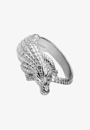 Anillo en forma de dragón plateado con intrincadas escamas, detalles y una banda interior lisa con un logo sutil. El diseño es tridimensional.