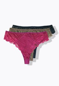 Trois strings en dentelle rose, beige et vert foncé, empilés sur un fond blanc, montrant des motifs floraux en dentelle.