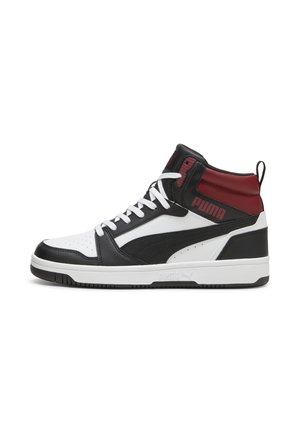 Sneaker alta nera e bianca con un mix di materiali in pelle e sintetici, dettagli rossi e lacci bianchi con suola in gomma texture.