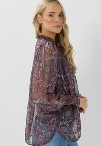 Doorzichtige, meerkleurige blouse met bloempatronen, een hoge ruches halslijn en lange opgestoken mouwen met gathered cuffs.