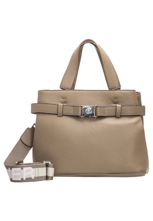 Taupekleurige leren handtas met bovenhandvatten, zilveren gespsluiting en afneembare beige stoffen schouderriem met witte tekst.