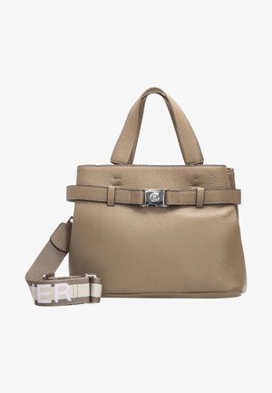 Sac à main en cuir taupe avec poignées supérieures, détail boucle argentée, et bandoulière amovible en tissu beige avec texte blanc.