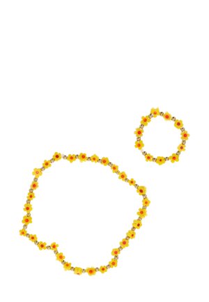 Sárga virág gyöngy nyaklánc és hozzáillő karkötő kis arany gyöngyökkel, fehér háttérrel.