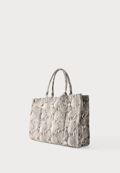 Große Tragetasche mit grauem und schwarzem Schlangenledermuster und doppelten Griffen auf hellem, einfarbigem Hintergrund.