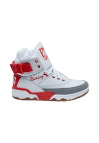 Sneaker înalt, cu un exterior din piele albă, accente roșii, suprafață din suede gri și talpă din cauciuc. Dispune de un guler căptușit și curea ajustabilă.