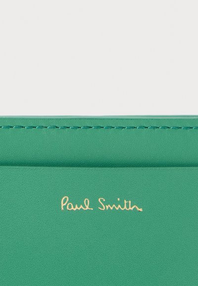 Portefeuille en cuir vert avec une couture soignée et le logo "Paul Smith" embossé en or sur le devant.