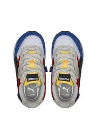 PUMA Kinderfit tenisky mají svršek z síťoviny v šedé, červené, modré a černé barvě s žlutými akcenty, kulaté tkaničky a polstrovaný jazyk.