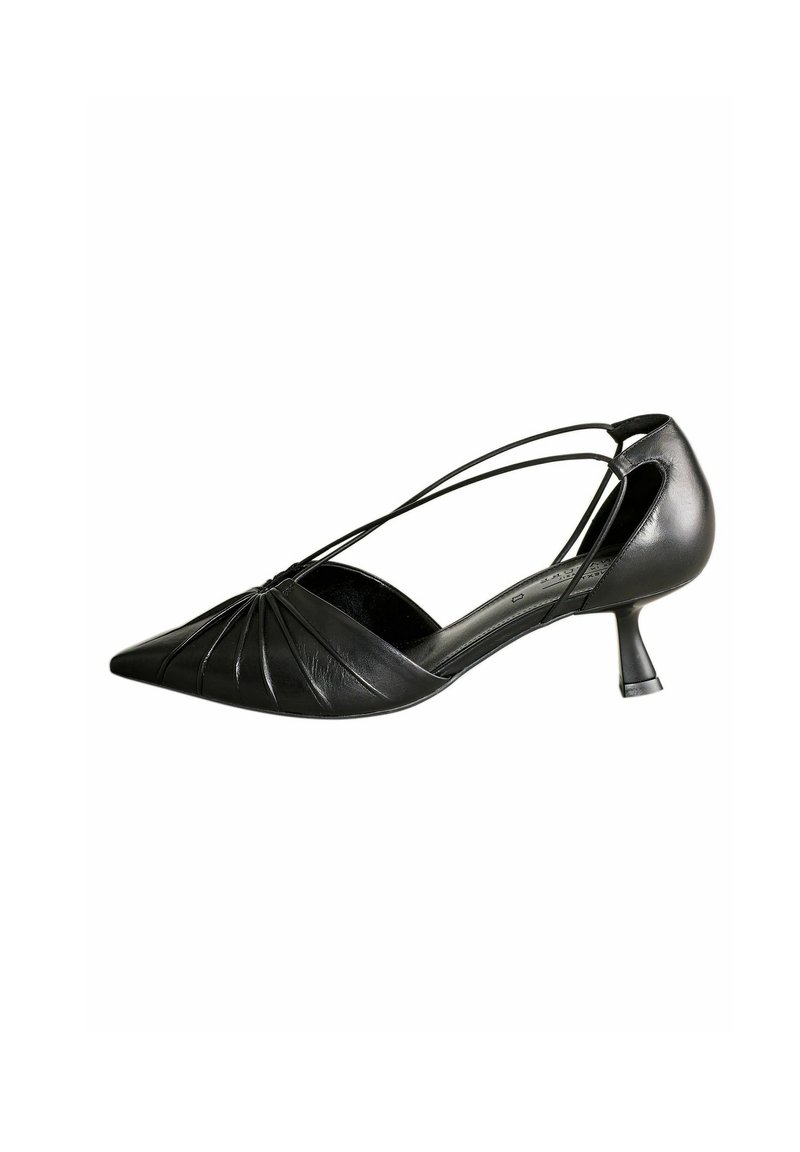 Schwarzer Leder-Pumps mit spitzem Zehenbereich, der an der Vorderseite ein gefaltetes Design und dünne Riemen an den Seiten aufweist. Mittelhoher Absatz.