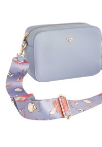 Borsa a tracolla in pelle azzurro chiaro con forma geometrica. Presenta una cerniera dorata e una tracolla decorata con motivi marini in viola.
