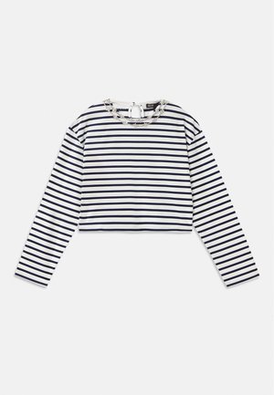 Gestreiftes Longsleeve-Oberteil in Weiß und Marineblau, cropped Design mit Rundhalsausschnitt und einem dekorativen silbernen Kettendetail am Kragen.