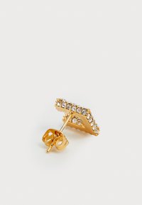 Boucle d'oreille en or en forme de carré, ornée d'une rangée de strass transparents le long du bord. Arrière texturé avec un seul tige et un attache.