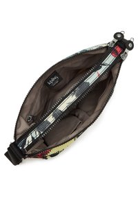 Kiplingin laukku, jossa on monivärinen kuviollinen ulkopinta, vetoketjukiinnitys ja beige sisustus, jossa on taskuja ja kangastarra.