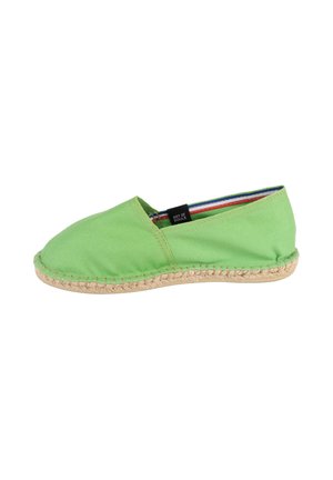Espadrille en toile verte avec un bout arrondi, une semelle en corde de jute et une doublure intérieure à rayures multicolores. Présente des bords cousus.