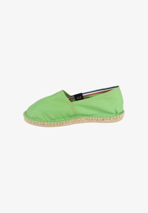 Espadrille en toile verte avec un bout arrondi, une semelle en corde de jute et une doublure intérieure à rayures multicolores. Présente des bords cousus.