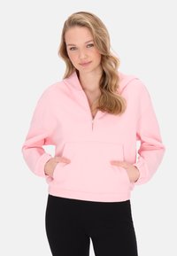 Lichtroze ritshoodie met een kangoeroezak en elastische manchetten, gemaakt van zachte stof. Gestyled met een capuchon voor casual draagcomfort.