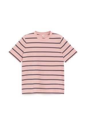 Roze T-shirt met korte mouwen en zwarte horizontale strepen, ronde hals en een regular fit, weergegeven op een witte achtergrond.